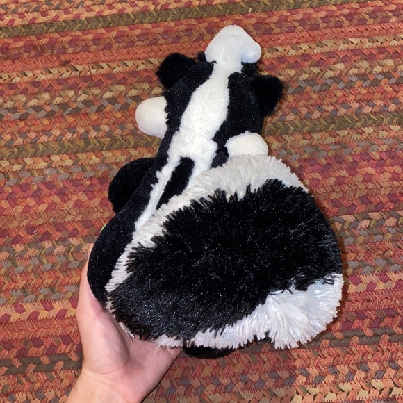 SOLD 90s VINTAGE LOONEY TUNES PEPE LE PEW SKUNK W FLOWER PLUSH - Picture 2 of 4